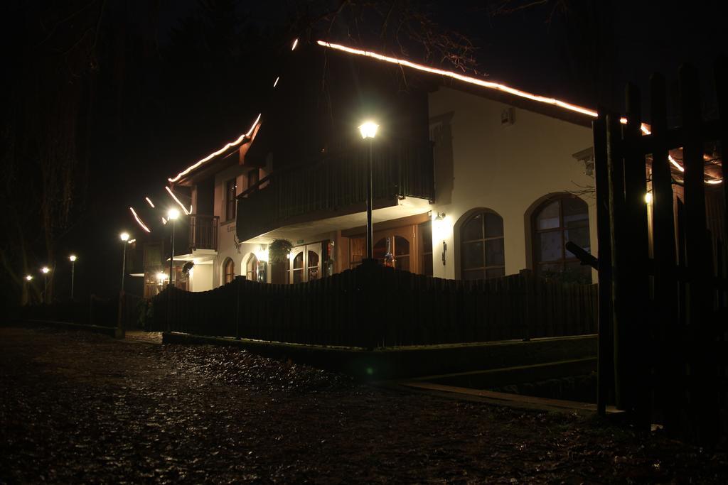 Lovecky Hotel Jivak Лоучень Экстерьер фото